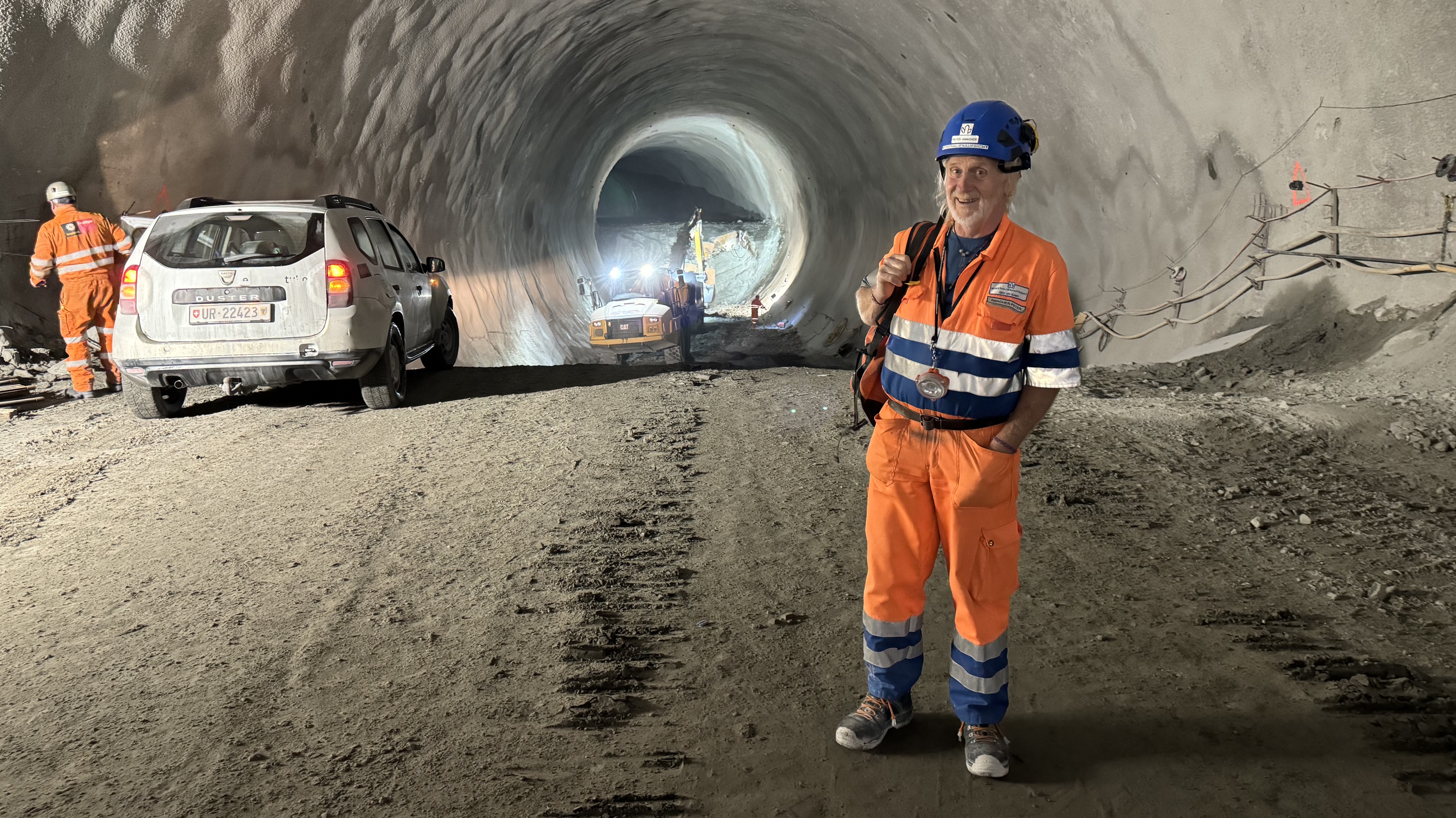 Simone Matthieu mit Geologe Peter Amacher in der Gotthardröhre