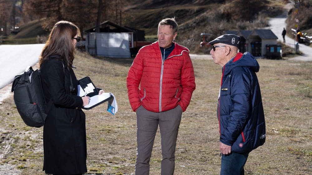 Simone Matthieu mit Skilegenden Pirmin Zurbriggen und Karl Frehsner